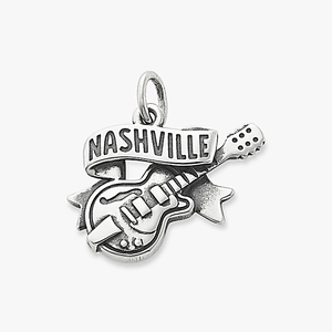 Vue macro du pendentif guitare Nashville en argent vieilli avec détails gravés