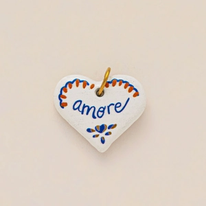 Ciondolo a cuore in ceramica bianca fatto a mano con scritta amore blu e anello oro
