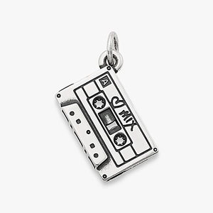 Vue macro d'un pendentif cassette vintage avec détail de cœur et finition argentée