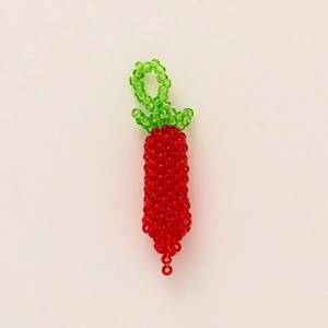 Pendentif piment artisanal en perles rouges et vertes pour la création de bijoux DIY
