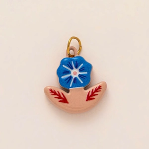 Detail eines 18k vergoldeten Edelstahl-Blumenanhängers mit blauen Blüten und Goldring