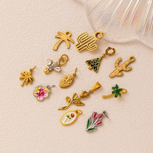 Set de breloques DIY avec plantes colorées en émail comme palmiers et fleurs dorées