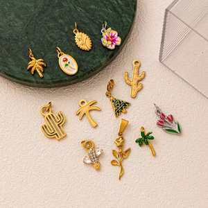 Ensemble de breloques bijoux avec motifs de plantes en émail or et argent