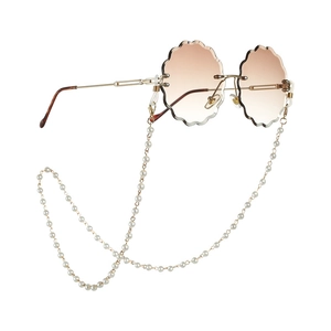 Lunettes de soleil rondes dégradées avec bords ciselés et chaîne à perles blanches chic