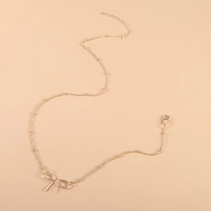 Minimalistische goldene Schleifen-Halskette mit verstellbarem Verschluss auf Beige
