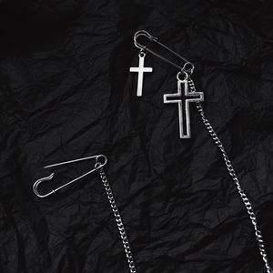 Broche épingle punk argentée avec longues chaînes métalliques et pendentifs croix