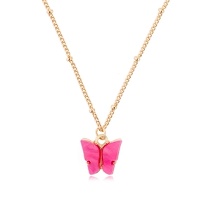 Dettaglio della collana a catena dorata con pendente a farfalla rosa vibrante
