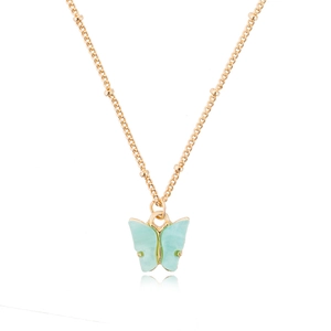 Elegante collana a sfere dorate con ciondolo a farfalla verde menta su sfondo bianco