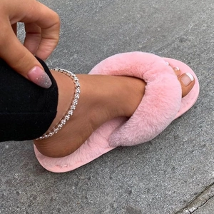 Tongs en fourrure rose avec chaîne de cheville en strass brillant pour femmes chic