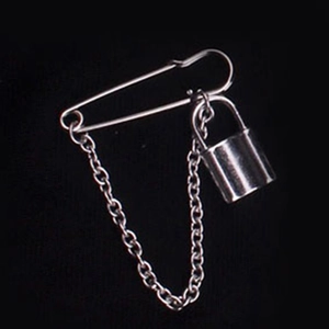 Broche épingle de sûreté argentée avec pendentif cadenas et chaîne sur fond noir
