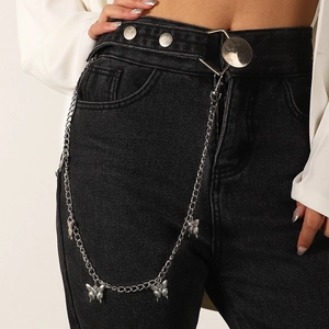 Silberne Taillenkette im Y2K-Punk-Stil mit Schmetterlingsanhängern am Model