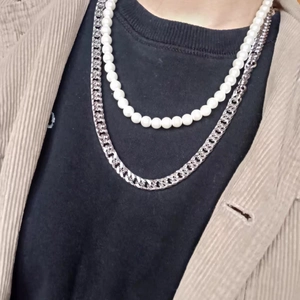 Punk Körperkette im Lagenlook mit weißen Perlen und silberner Gliederkette für Jeans