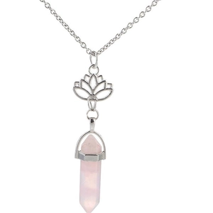 Silberne Halskette mit hohlem Lotus-Anhänger und sechseckigem rosa Quarz-Kristall