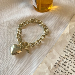 Bracciale a catena spessa dorata con ciondolo a cuore e chiusura a barra a T vintage