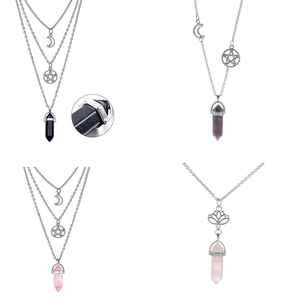 Boho Mehrlagige Zinklegierung Kristallpunkt Halskette Sechseckige Säule Mond Stern Sonne Lotus Anhänger Kropfkette Schmuck Damen