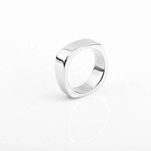 Vue latérale macro d'une bague chevalière carrée de 7,7 mm en acier titane poli