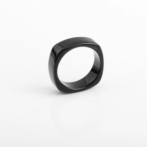 Vue macro d'une bague carrée noire polie de 7,7 mm avec une finition miroir lisse