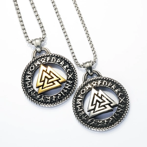 Λήψη macro από βίκινγκ μενταγιόν Valknut με λεπτομέρειες ουνικού αλφαβήτου από ατσάλι