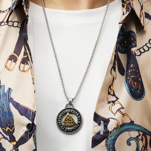 Λεπτομέρεια μενταγιόν Viking Valknut από ατσάλι vintage με σκαλισμένους σκανδιναβικούς ρούνους