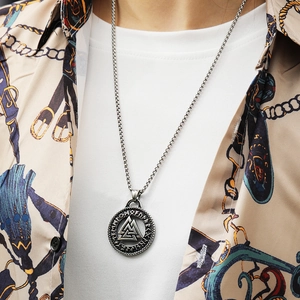 Λεπτομέρεια μενταγιόν Viking Valknut με ρούνους σε vintage ατσάλινη αλυσίδα