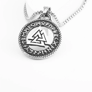 Λεπτομέρεια μενταγιόν Viking Valknut με χάραξη ρούνων και ρετρό τετράγωνη αλυσίδα