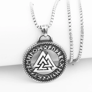 Λεπτομέρεια μενταγιόν Valknut με ρούνους σε αλυσίδα από ανοξείδωτο ατσάλι με τετράγωνο κρίκο