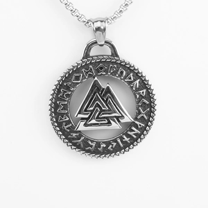 Λεπτομέρεια μενταγιόν Valknut με χαραγμένους ρούνους σε χοντρή αλυσίδα λαιμού