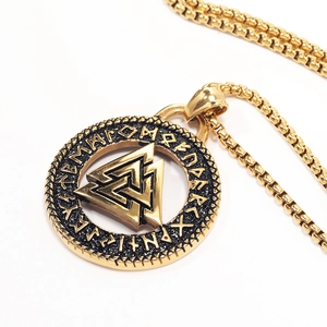 Λεπτομέρεια από χρυσό μενταγιόν Viking Valknut με ρούνους σε ανθεκτική αλυσίδα κουτί