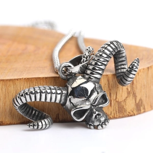 Collier tête de mort gothique avec cornes de bélier en argent vieilli sur socle