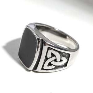 Dettaglio dell'anello Viking in acciaio inossidabile con inserto nero e nodo celtico