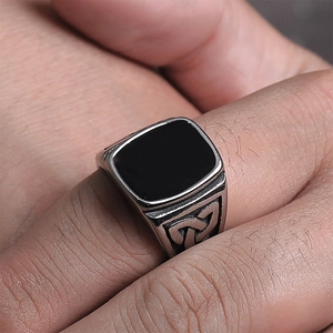 Anello vintage in acciaio inossidabile da uomo con intarsio nero e nodi celtici incisi
