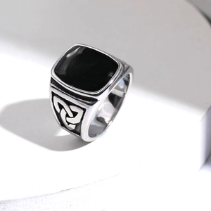 Anello pirata vichingo vintage da uomo in acciaio inossidabile con smalto nero e nodo celtico