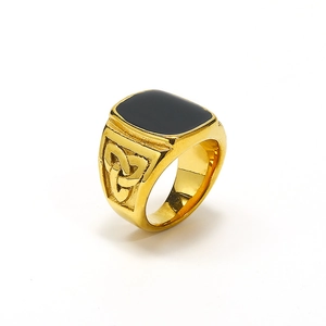 Anello con sigillo da uomo vichingo in acciaio dorato con smalto nero e nodi celtici vintage