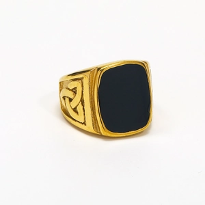Dettaglio dell'anello sigillo vichingo dorato con smalto nero e motivi a nodo celtico