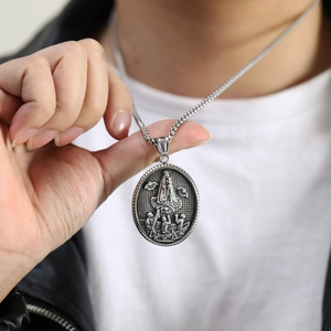 Nahaufnahme eines religiösen Edelstahl-Anhängers im Retro-Stil mit Relief an einer Kette