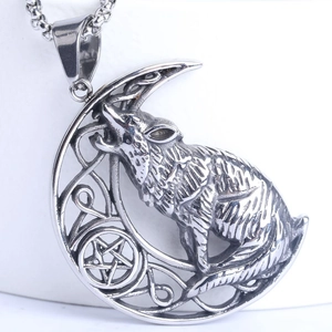 Detailansicht eines Wolf-Anhängers aus Edelstahl mit Halbmond und Pentagramm-Motiv