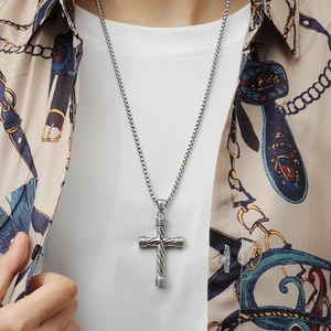 Pendentif croix en acier inoxydable style punk pour homme avec chaîne à mailles carrées