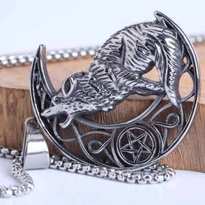 Detailaufnahme eines Wolfs- und Mondsichel-Anhängers im Punk-Stil mit Pentagramm-Gravur
