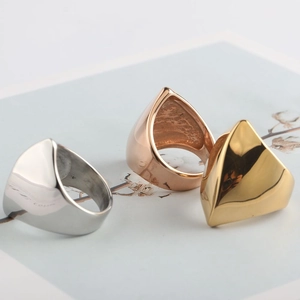 Drei minimalistische geometrische Edelstahlringe in Gold, Silber und Roségold-Finish