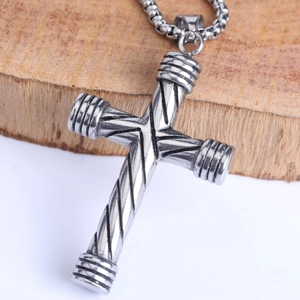 Collier pendentif croix en acier inoxydable style punk avec motif torsadé pour homme