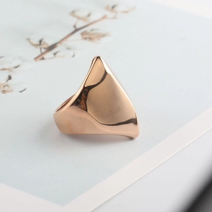 Minimalistischer Ring aus Edelstahl in Roségold mit elegantem, abstraktem Wellendesign