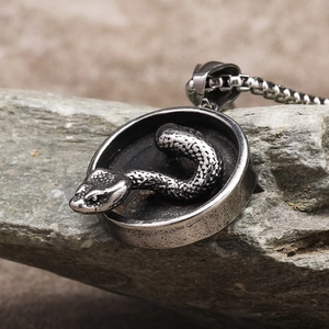 Nahaufnahme eines 3D Schlangenanhängers mit feiner Schuppentextur auf Naturstein