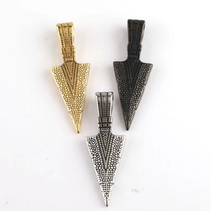 Dettaglio di ciondoli a triangolo in acciaio inossidabile nei colori oro, argento e nero