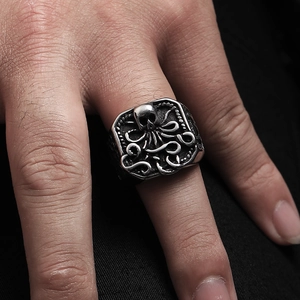 Makro-Detail des Punk Oktopus-Totenkopf-Rings aus Edelstahl im Vintage-Design
