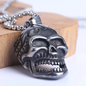 Edelstahl Totenkopf Anhänger im Gothic-Punk-Stil mit Vintage-Finish an einer Kugelkette