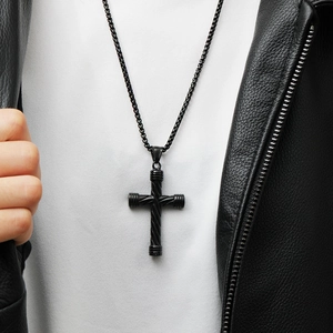 Collier punk pour homme avec pendentif croix noire en acier inoxydable texturé torsadé