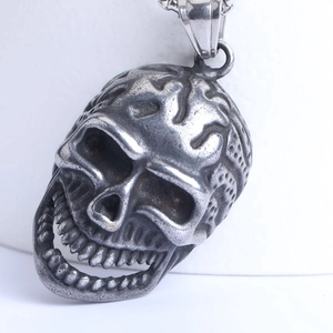 Edelstahl Totenkopf Anhänger im Gothic Punk Stil mit gravierten Gehirndetails