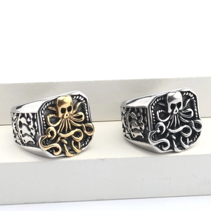 Makroaufnahme von Punk-Oktopus-Schädel-Ringen in Silber und Gold mit Vintage-Details