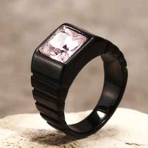 Gros plan macro de la bague en acier titane noir avec zircon rose de forme carrée