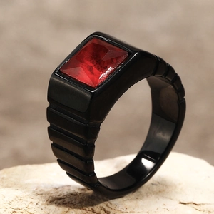 Détail macro d'une bague en titane noir pour homme avec pierre rouge rectangulaire